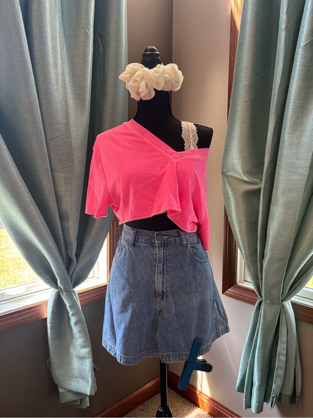 Out From Under Neon Pink Cropped V-Neck Sweatshirt Top Size Small - Picture 2 of 8